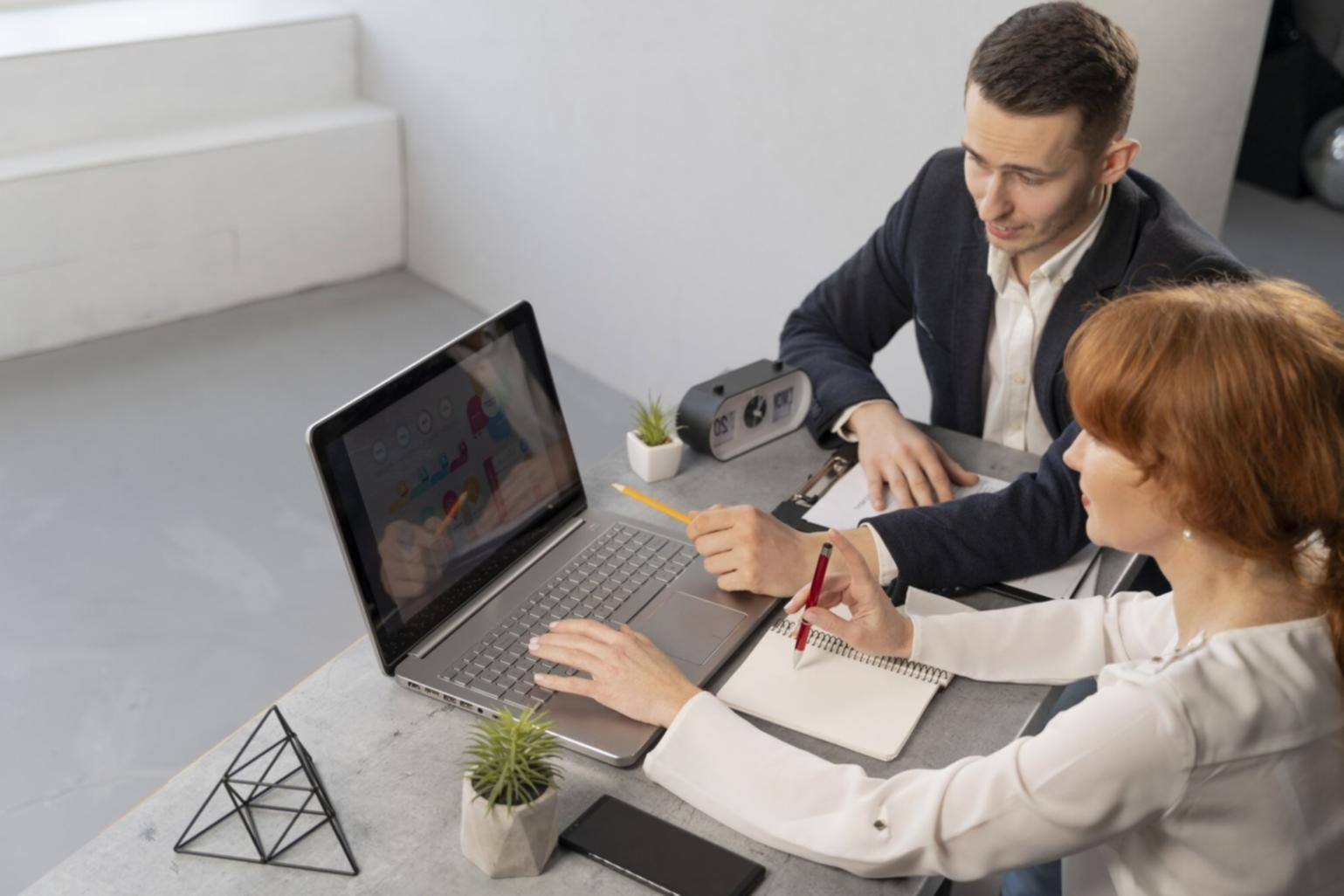 Profesionales trabajando en estrategias financieras avanzadas