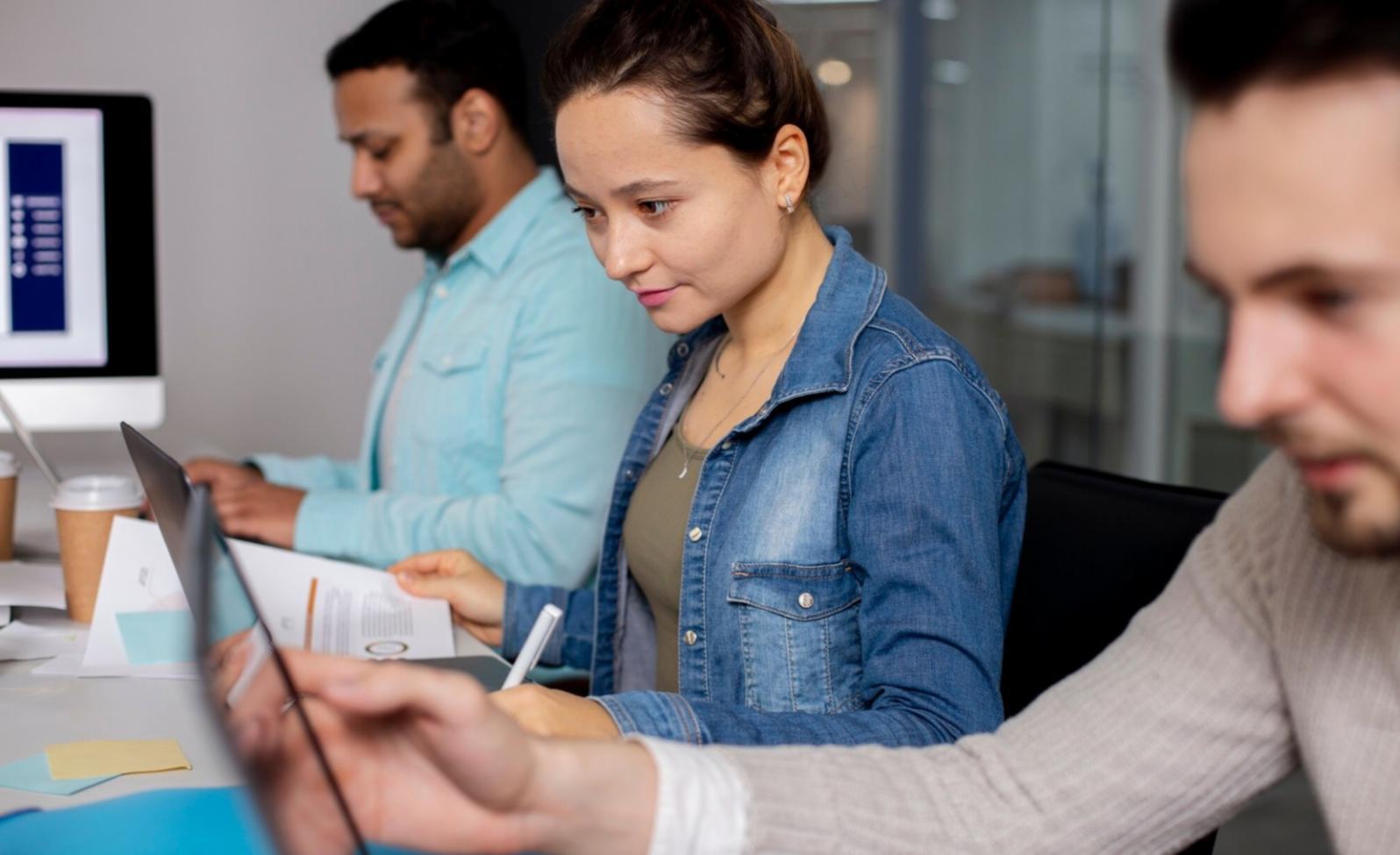 Estudiantes trabajando en proyectos financieros colaborativos